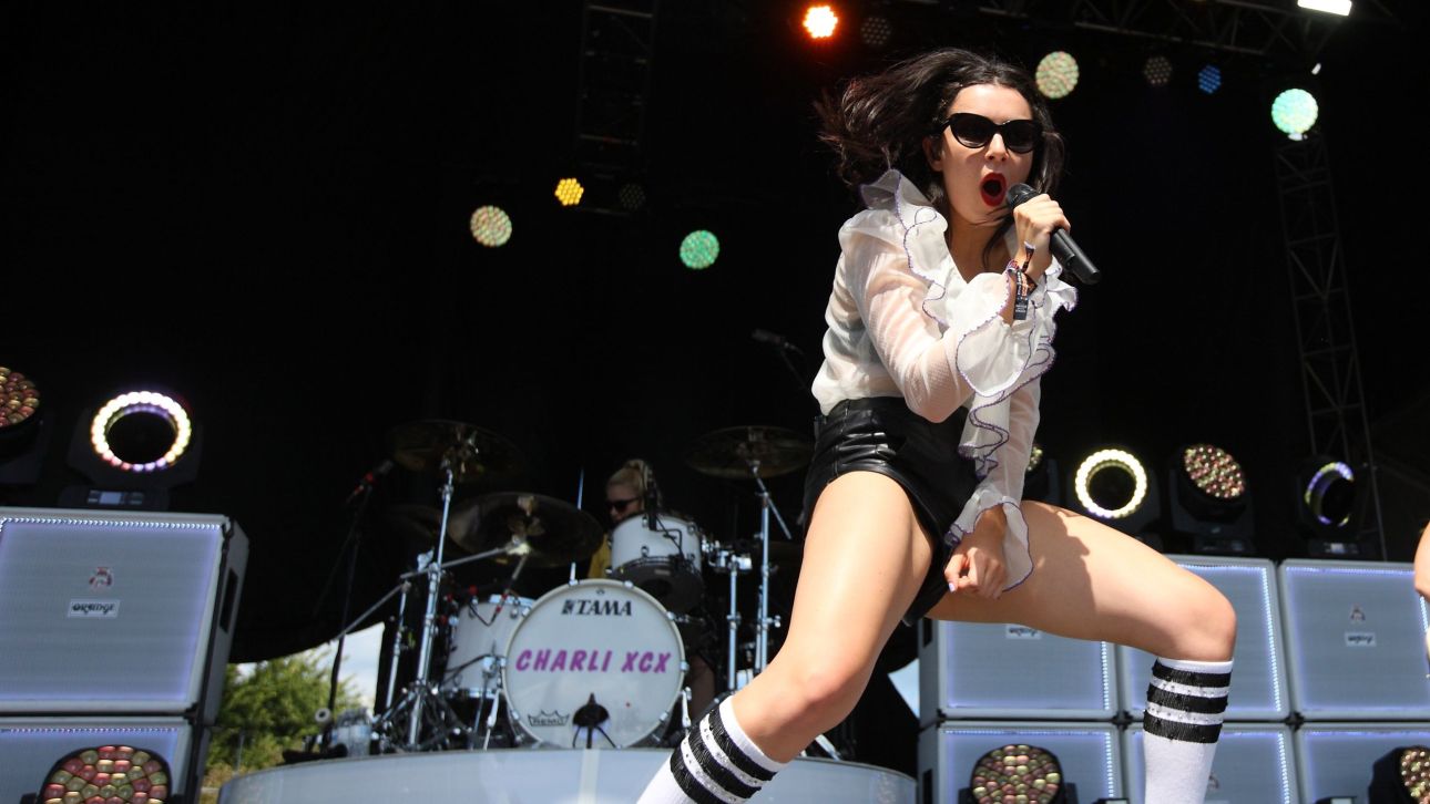 Charli XCX: «Είπα ψέματα για το άλμπουμ» – Η ζωή μετά το Brat και το μοναδικό της καταφύγιο