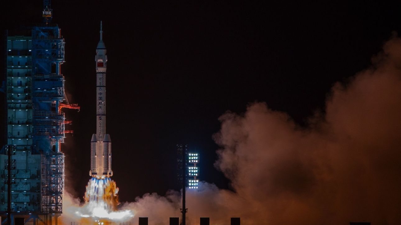 &Kappa;ί&nu;&alpha;: &Eta; &sigma;&tau;&iota;&gamma;&mu;ή &pi;&omicron;&upsilon; &omicron; &delta;&omicron;&rho;&upsilon;&phi;ό&rho;&omicron;&sigmaf; ChinaSat-4B &epsilon;&kappa;&rho;ή&gamma;&nu;&upsilon;&tau;&alpha;&iota; έ&nu;&alpha; &lambda;&epsilon;&pi;&tau;ό &mu;&epsilon;&tau;ά &tau;&eta;&nu; &epsilon;&kappa;&tau;ό&xi;&epsilon;&upsilon;&sigma;ή &tau;&omicron;&upsilon;