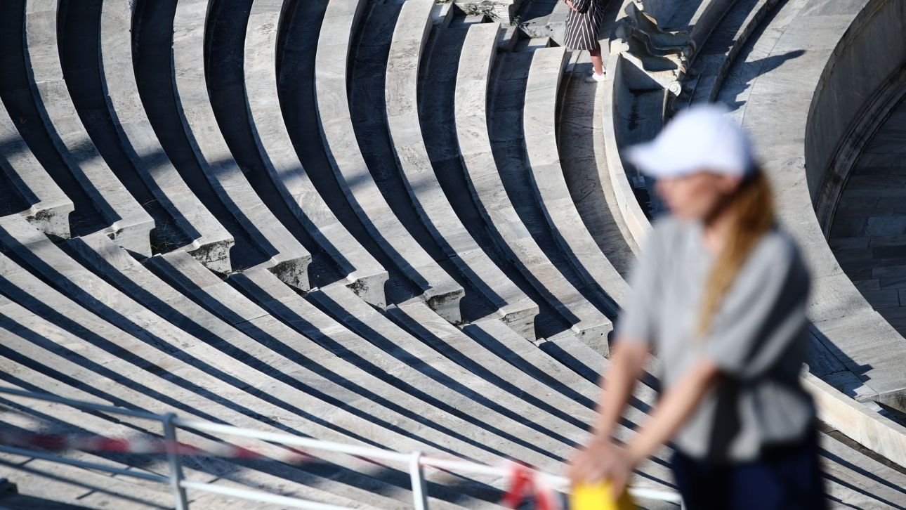 Καλλιμάρμαρο: Καθαρίζονται για πρώτη φορά μετά από 120 χρόνια τα μάρμαρα