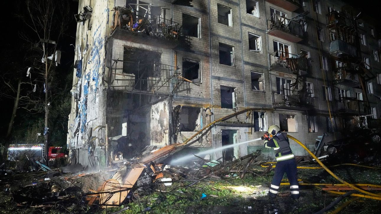 &Rho;&omega;&sigma;ί&alpha;: Έ&xi;&iota; ά&mu;&alpha;&chi;&omicron;&iota; &nu;&epsilon;&kappa;&rho;&omicron;ί &kappa;&alpha;&iota; &tau;έ&sigma;&sigma;&epsilon;&rho;&iota;&sigmaf; &tau;&rho;&alpha;&upsilon;&mu;&alpha;&tau;ί&epsilon;&sigmaf; &alpha;&pi;ό &omicron;&upsilon;&kappa;&rho;&alpha;&nu;&iota;&kappa;ή &epsilon;&pi;ί&theta;&epsilon;&sigma;&eta; &mu;&epsilon; &pi;&upsilon;&rho;&alpha;ύ&lambda;&omicron;&upsilon;&sigmaf;