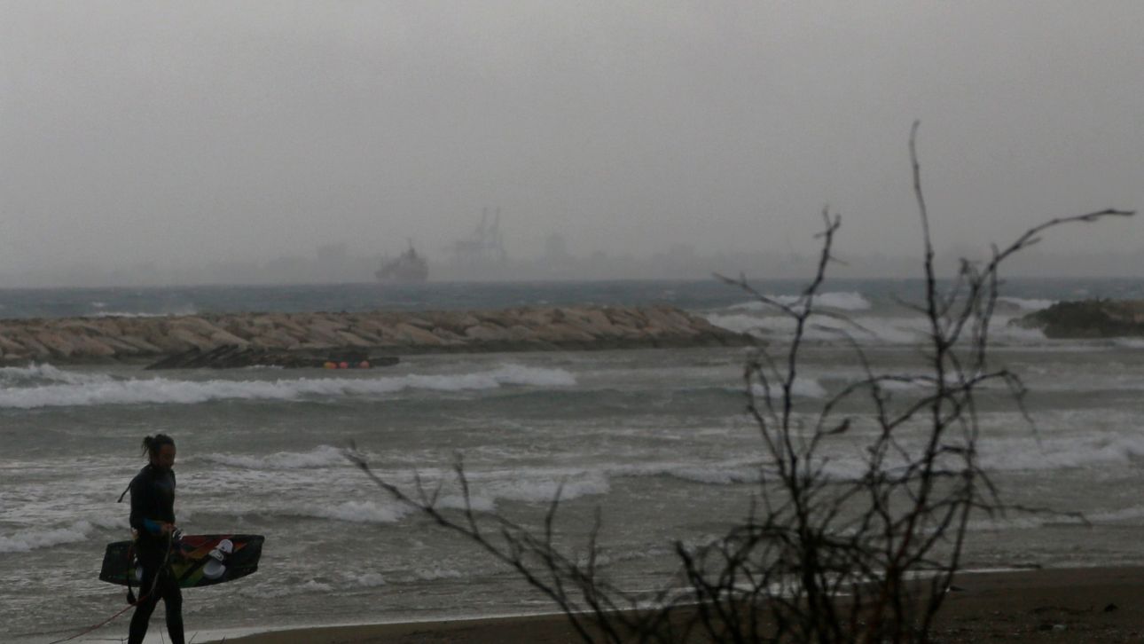 Έ&nu;&tau;&omicron;&nu;&alpha; &kappa;&alpha;&iota;&rho;&iota;&kappa;ά &phi;&alpha;&iota;&nu;ό&mu;&epsilon;&nu;&alpha; &pi;&lambda;ή&tau;&tau;&omicron;&upsilon;&nu; &tau;&eta;&nu; &Kappa;ύ&pi;&rho;&omicron;: &Pi;&lambda;&eta;&mu;&mu;ύ&rho;&epsilon;&sigmaf;, &chi;&alpha;&lambda;ά&zeta;&iota; &kappa;&alpha;&iota; &epsilon;&kappa;&tau;&rho;&omicron;&pi;έ&sigmaf; &pi;&tau;ή&sigma;&epsilon;&omega;&nu;