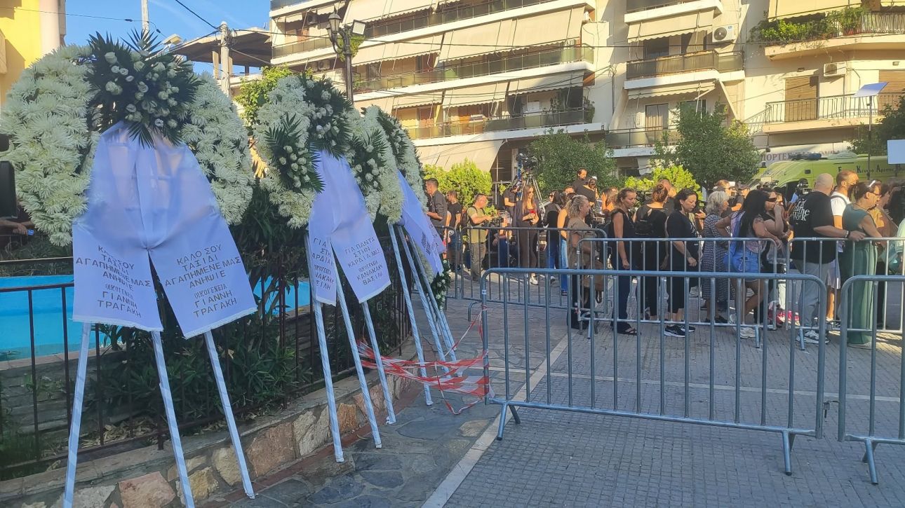 Μαζωνάκης: «Ήρθαμε να τον τιμήσουμε, μεγαλώσαμε μαζί του»-Το τελευταίο αντίο στην παλιά του γειτονιά