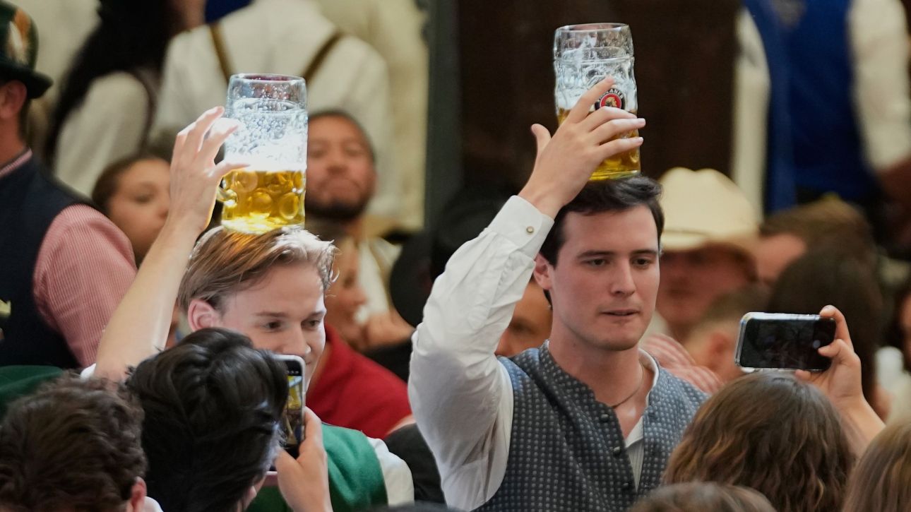 Άνοιξαν οι πύλες του Octoberfest στη Γερμανία - Άφθονα ρέει η μπύρα