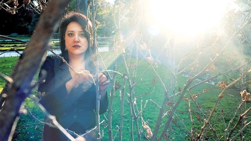 Bookreads: Η «Υφάντρα» Μαρία Ξυλούρη και η μοίρα που φτιάχνουμε με τα ίδια μας τα χέρια