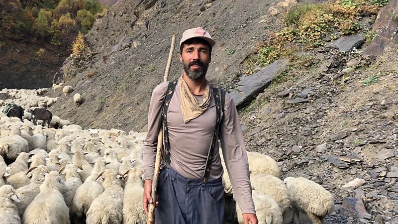 Ο άνθρωπος που γυρίζει τον κόσμο με τα πόδια αναζητώντας σπάνια τυριά