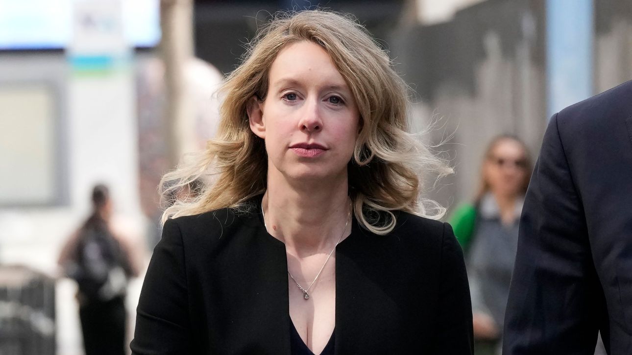Ελίζαμπεθ Χολμς: Γιατί η διαβόητη απάτη της Theranos εξακολουθεί να συναρπάζει την Αμερική