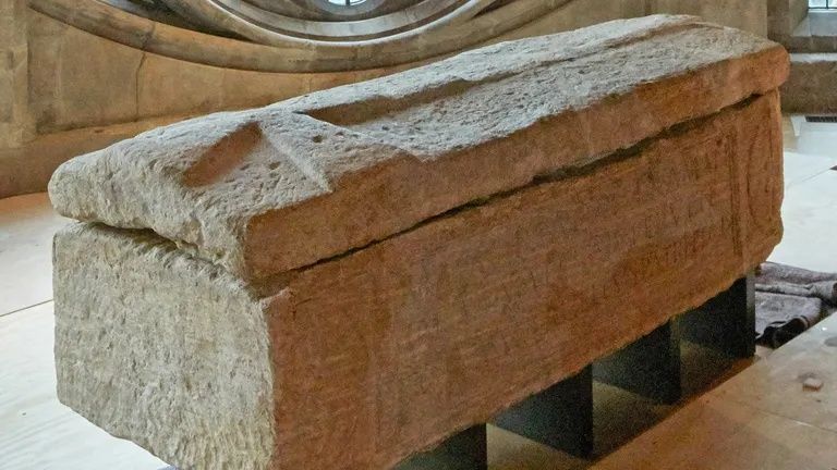 Γουέστμινστερ: Λύθηκε το μυστήριο της ρωμαϊκής σαρκοφάγου με τον μεσαιωνικό σκελετό