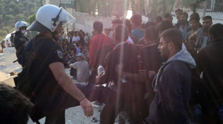 Με παρέμβαση Τόσκα σε διαθεσιμότητα ο αστυνομικός που κλώτσησε μετανάστη