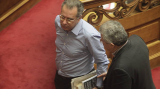 Επίθεση στον Κουμουτσάκο: 30 γαλάζιοι βουλευτές ρωτούν γιατί δεν έχουν συλληφθεί οι δράστες