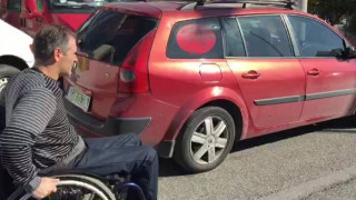 Αποκλεισμένοι από τα πεζοδρόμια οι άνθρωποι με αναπηρίες