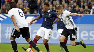 Σοκαρισμένοι οι ποδοσφαιριστές της Γαλλίας και της Γερμανίας