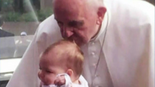 «Με ένα φιλί του θεράπευσε το παιδί μας»