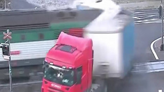 Φορτηγό παραβιάζει διάβαση και παρασύρεται από διερχόμενο τρένο