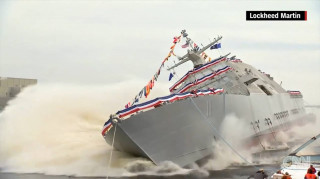 ΗΠΑ: Θεαματική καθέλκυση πολεμικού πλοίου