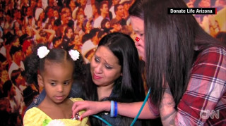 Μία μητέρα ακούει την καρδιά του νεκρού παιδιού της