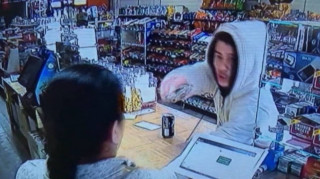 Γυναίκα παίρνει επίδοξο ληστή «στο κατόπι»