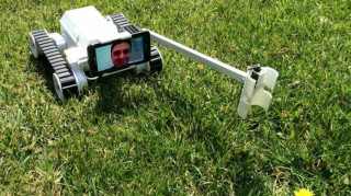 Ο πατέρας που έγινε ρομπότ για να βλέπει τα παιδιά του