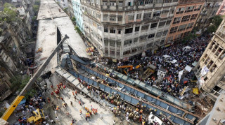 Βίντεο ντοκουμέντο με την κατάρρευση της γέφυρας στην Καλκούτα