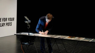 Η πολιτική ως ένα θεατρικό σενάριο. Christophe Meierhans: Some use for your broken clay pots