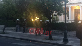 Συγκέντρωση μελών του ΠΑΜΕ έξω από το Μέγαρο Μαξίμου (vid+pic)