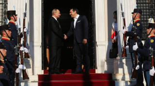 Ο Αλέξης Τσίπρας υποδέχεται τον Βλαντιμίρ Πούτιν