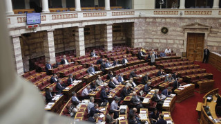 Λεπτό προς λεπτό οι εξελίξεις στη Βουλή