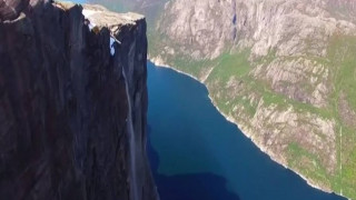 Η άγρια ομορφιά των νορβηγικών φιορδ: Base jumping από ύψος 1000 μέτρων