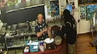 Σταμάτησε επίδοξο ληστή… αγνοώντας τον!