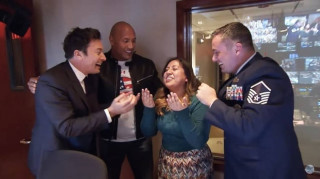 Και οι «βράχοι» λυγίζουν: Η συγκινητική έκπληξη του "The Rock" κάνει τον Φάλον να δακρύσει