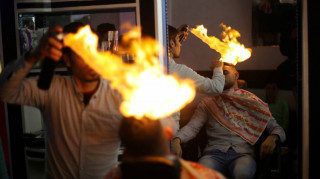 Ο κουρέας της Γάζας που βάζει φωτιά στα κεφάλια των πελατών του