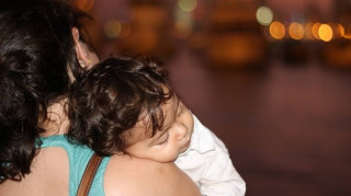 Έρευνα: παιδιά στο σπίτι σημαίνουν λιγότερο ύπνο για τις γυναίκες αλλά όχι για τους άνδρες