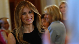 Η σαγηνευτική Μελάνια Τραμπ στο επίσημο πορτρέτο της στον Λευκό Οίκο (pics)