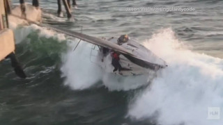 Η στιγμή που ένα μεγάλο κύμα ανατρέπει ιστιοπλοϊκό