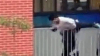 Καθηγητής σώζει μαθητή που προσπάθησε να πέσει από το μπαλκόνι (vid)