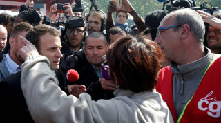 Γαλλικές εκλογές: Αποδοκίμασαν τον Μακρόν εργαζόμενοι εργοστασίου