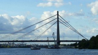 Έπεσε στο κενό προσπαθώντας να περάσει γέφυρα με τα χέρια (Vid)