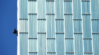 Ο Γάλλος «spiderman» ξαναχτυπά κατακτώντας τη Βαρκελώνη