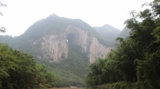 Τα κρεμάμενα φέρετρα της Κίνας: Ένα ταφικό έθιμο που συναρπάζει τους ταξιδιώτες