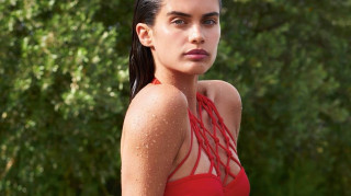 Η Sara Sampaio νιώθει τον καύσωνα στη Vogue