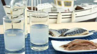 Η μυσταγωγία του ούζου στη γενέτειρά του, το Πλωμάρι