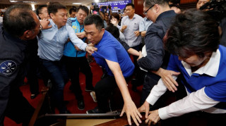 Άναψαν τα αίματα (ξανά) στο κοινοβούλιο της Ταϊβάν