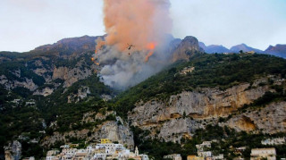 Μαίνονται οι πυρκαγιές στην Ιταλία