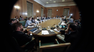 Μαξίμου: «Χειρουργικός» ανασχηματισμός με αλλαγές χωρίς ουσία