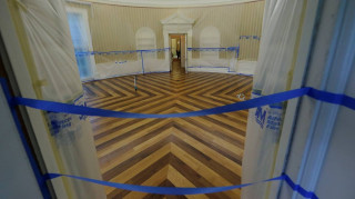 O Λευκός Οίκος αλλάζει πρόσωπο ενώ ο πρόεδρος λείπει