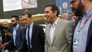 Έκαναν δώρο στον Τσίπρα φανέλα του ΠΑΟΚ (vid)