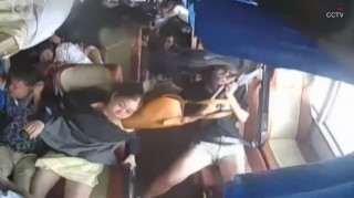 Κίνα: Χάος σε λεωφορείο που εμβολίζεται από Ι.Χ