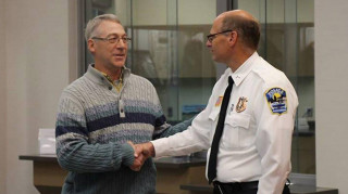 Διέσχισε μια λίμνη για να γλιτώσει από τον βιασμό - Ο άνδρας που την έσωσε χάρισε την ανταμοιβή