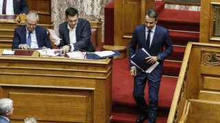 Μετωπική σύγκρουση Τσίπρα - Μητσοτάκη στη Βουλή
