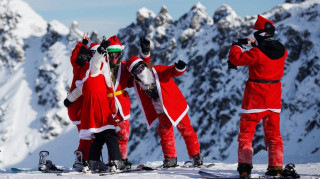 Σκιέρ Αγιοβασίληδες «κατακτούν» τις πίστες της Ελβετίας