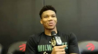 Εορταστικές ευχές από τον Γιάννη Αντετοκούνμπο και... την «ΚΑΕ Ελαφιακός» (vid)